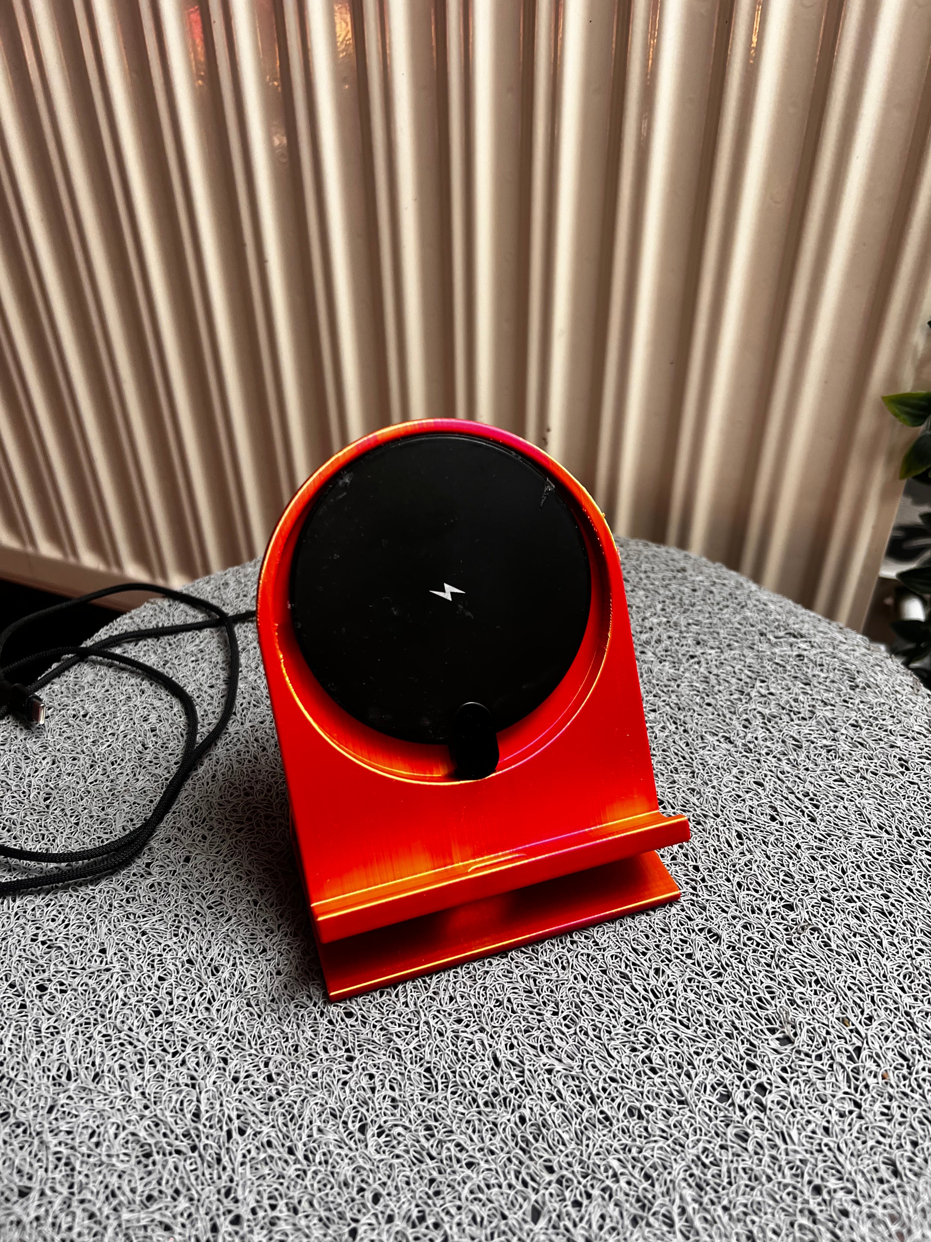 3D Nyomtatott Vezeték Nélküli Töltő Állvány – Qi Kompatibilis Asztali Tartó