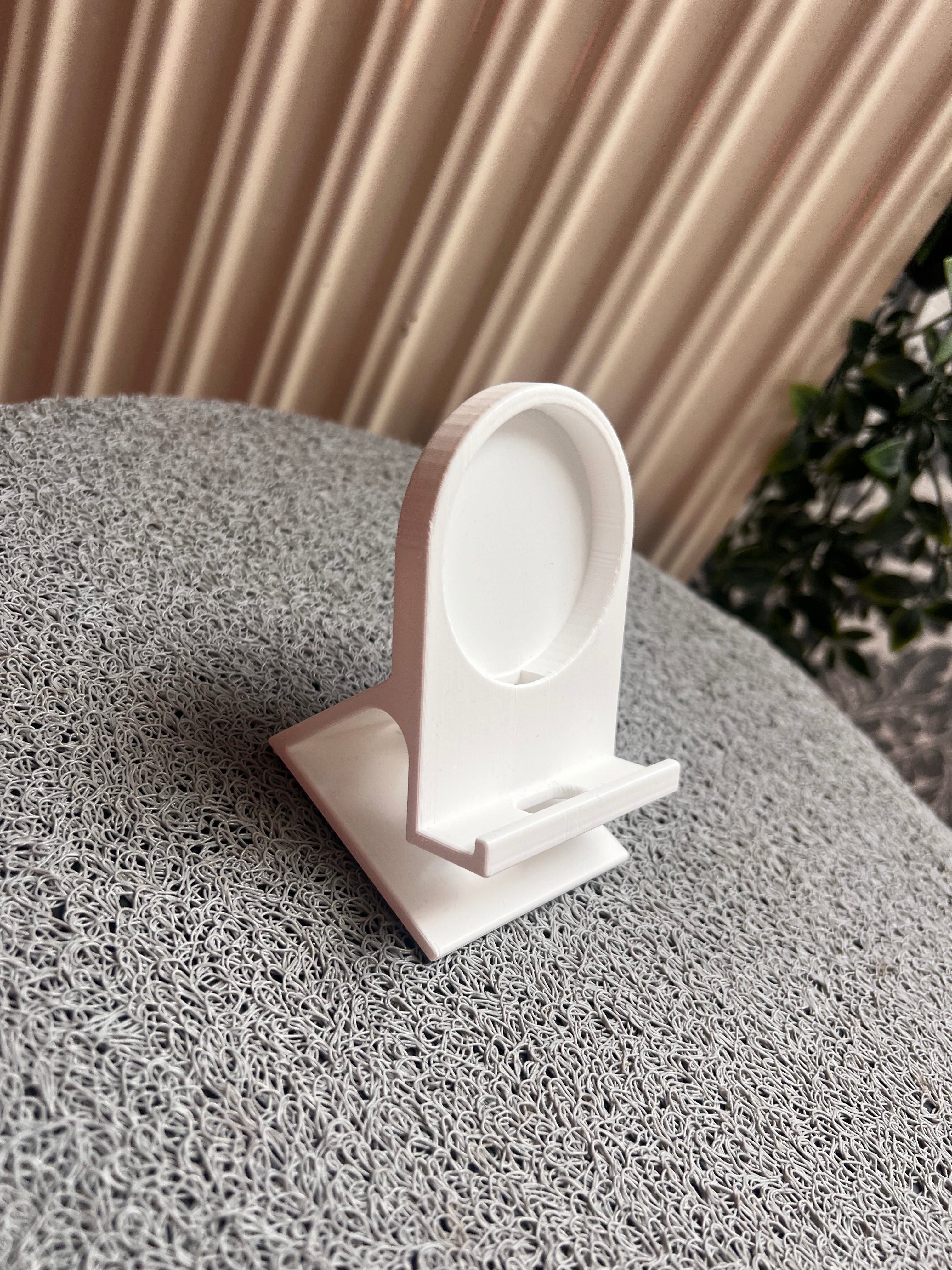 3D Nyomtatott Fehér Qi Töltő Állvány – MagSafe Kompatibilis Asztali Tartó