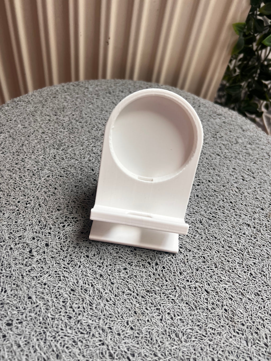 3D Nyomtatott Fehér Qi Töltő Állvány – MagSafe Kompatibilis Asztali Tartó