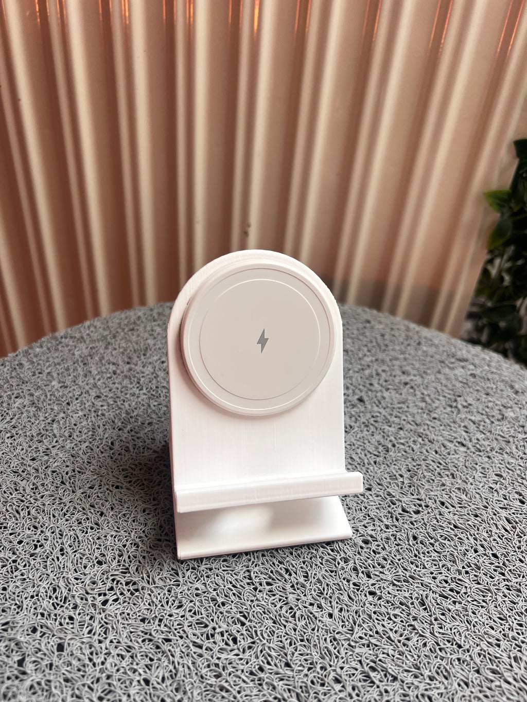 3D Nyomtatott Fehér Qi Töltő Állvány – MagSafe Kompatibilis Asztali Tartó