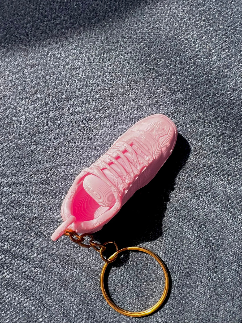 Sneaker Kulcstartó – 3D Nyomtatott Cipő Medlón (Pink)