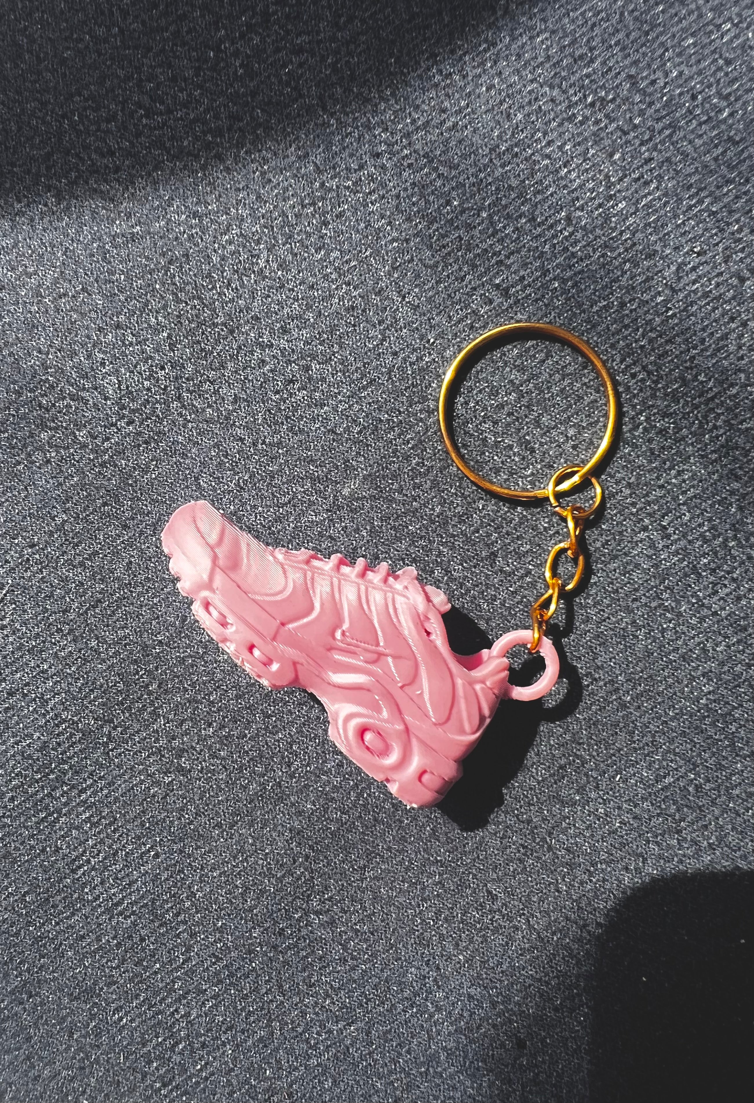 Sneaker Kulcstartó – 3D Nyomtatott Cipő Medlón (Pink)