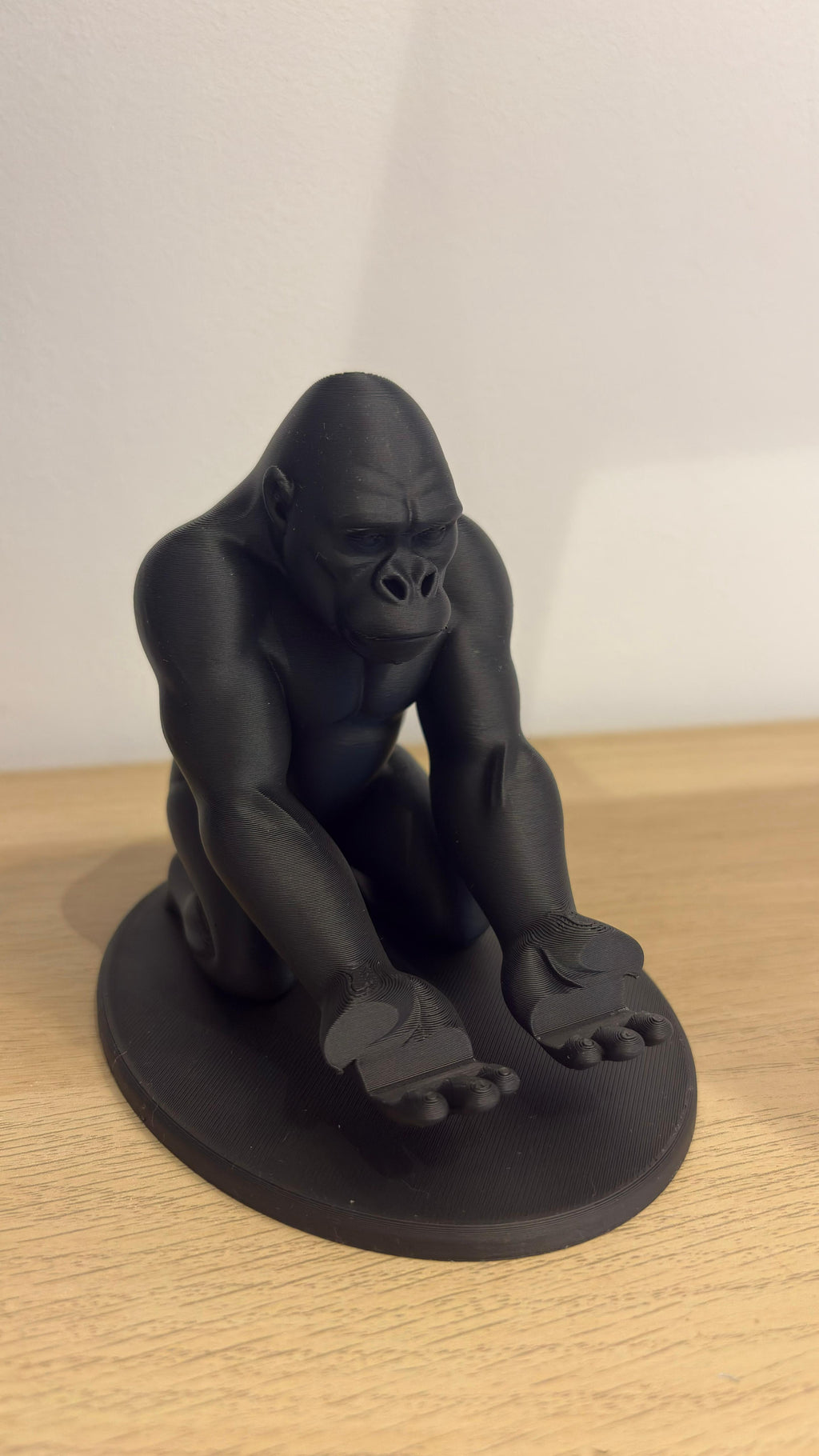 Gorilla Telefontartó – 3D Nyomtatott Asztali Állvány (Fekete)