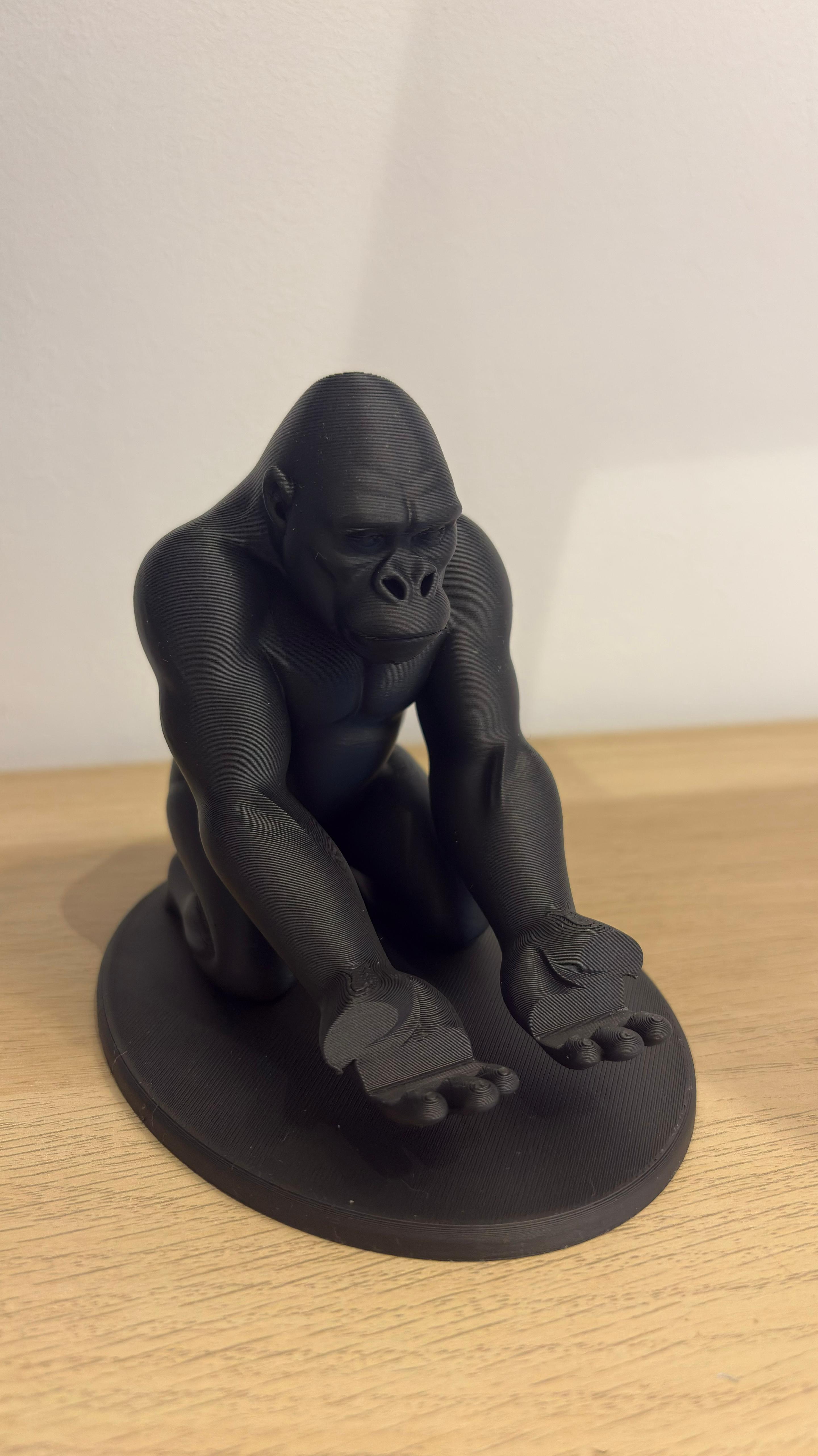 Gorilla Telefontartó – 3D Nyomtatott Asztali Állvány (Fekete)