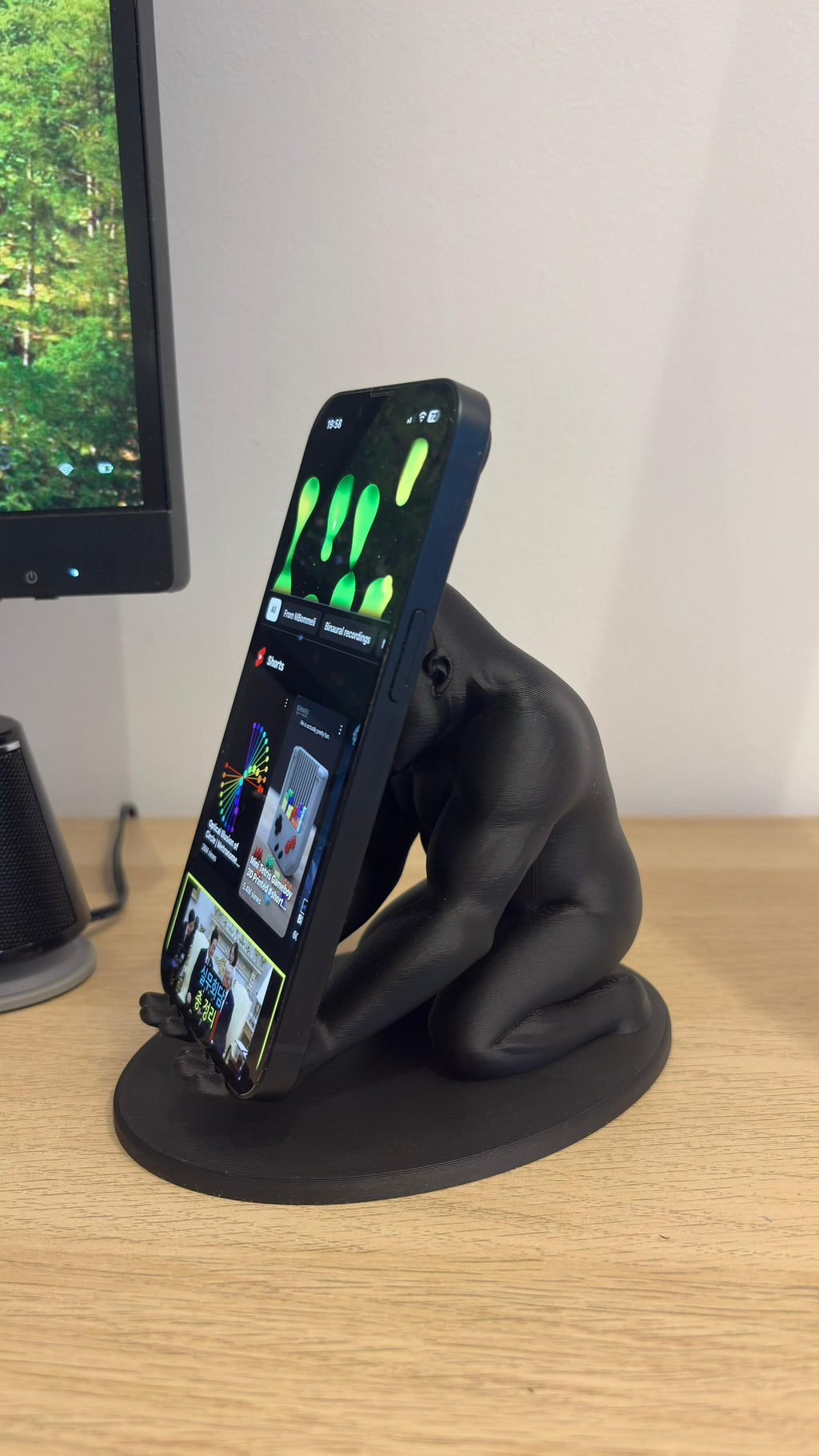 Gorilla Telefontartó – 3D Nyomtatott Asztali Állvány (Fekete)
